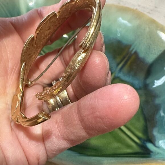 Vintage Signed MONET Brushed Gold Tone Wreath Brooch - Picture 5 of 7